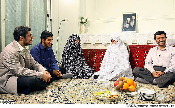 Ahmadinejad menjamu tamu di rumahnya yang sederhana